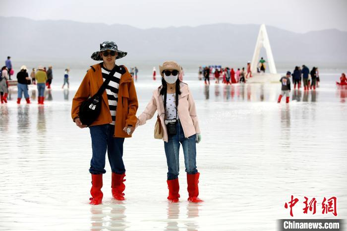 圖為游客在茶卡鹽湖之中。　薛蒂 攝