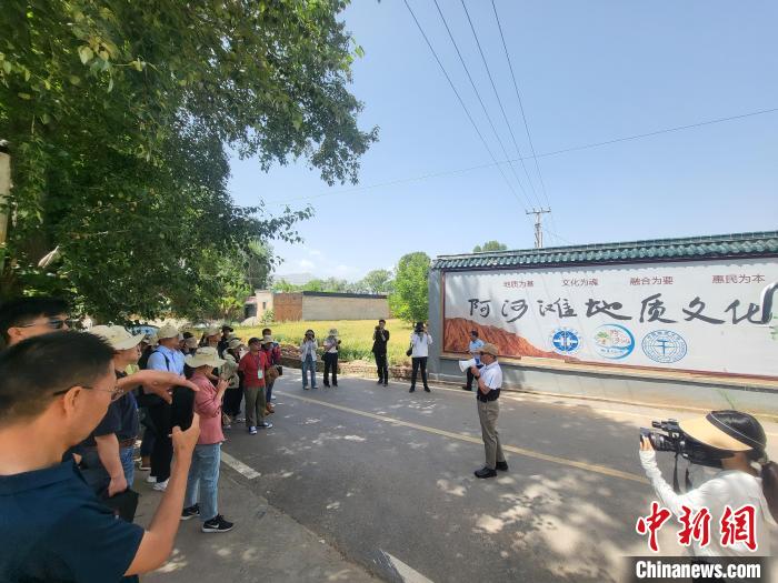 圖為中國地質大學(北京)教授張緒教介紹村落情況?！『衍?攝