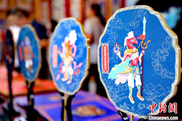 圖為唐卡延伸產(chǎn)品?！⊙Φ?攝