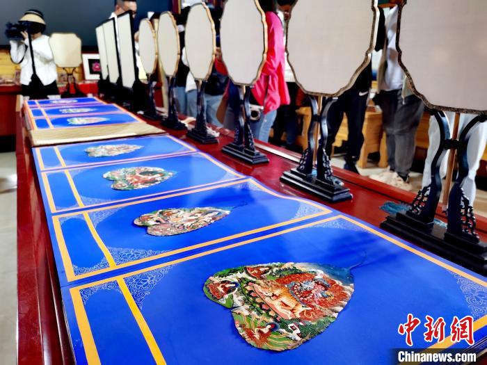 圖為唐卡延伸產(chǎn)品?！?zhí)砀?攝