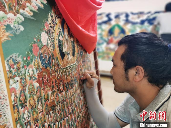圖為更登才讓的徒弟繪畫唐卡。　張?zhí)砀?攝