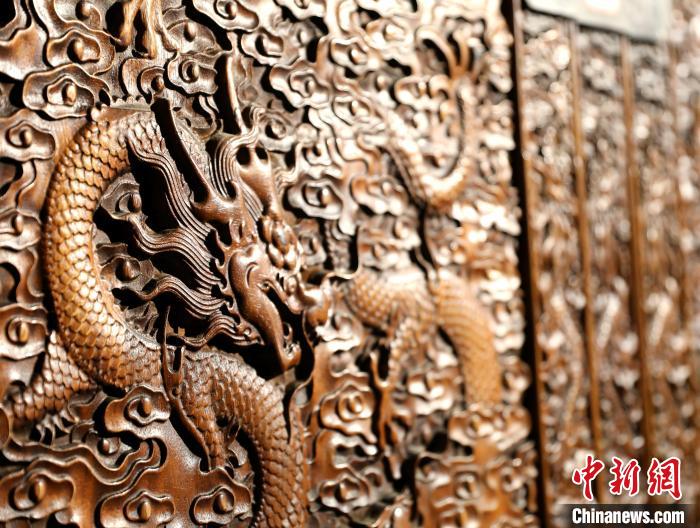 圖為青海永錄民俗博物館內(nèi)珍藏的中式家具細(xì)節(jié)展示?！⊙Φ?攝