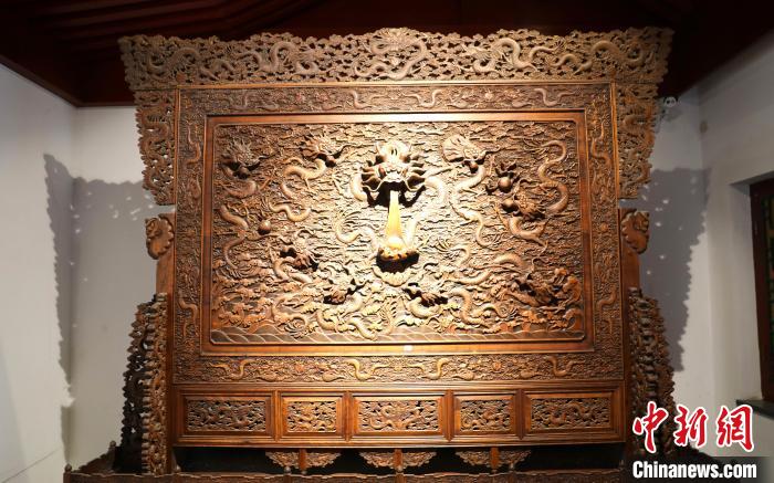 圖為青海永錄民俗博物館內(nèi)珍藏的中式家具?！⊙Φ?攝