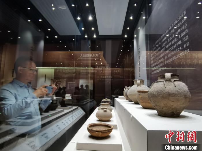 圖為河湟文化博物館展陳的陶器?！?zhí)砀?攝