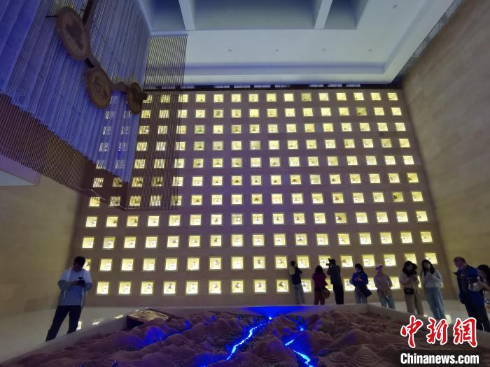 圖為河湟文化博物館序廳的左右彩陶墻放置的374件彩陶?！?zhí)砀?攝