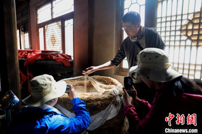 圖為青稞酒文化展示?！⊙Φ?攝