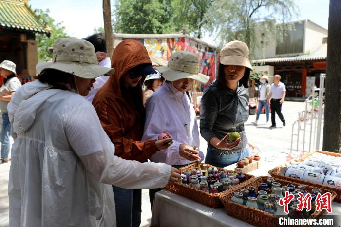 圖為民眾挑選手工藝產(chǎn)品?！⊙Φ?攝