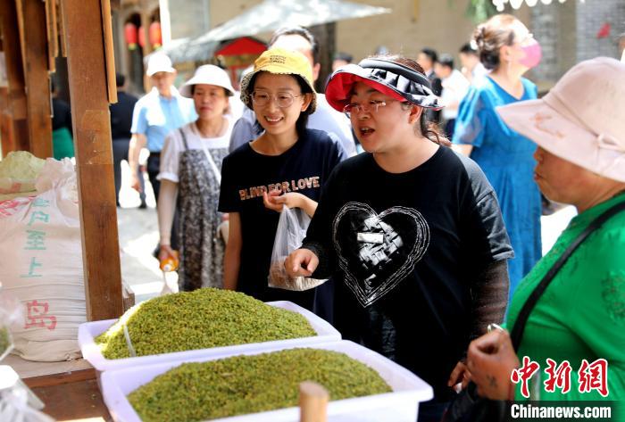 圖為民眾購買青海特色小吃。　薛蒂 攝