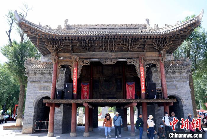 圖為平安驛·河湟民俗文化體驗地的戲樓?！⊙Φ?攝