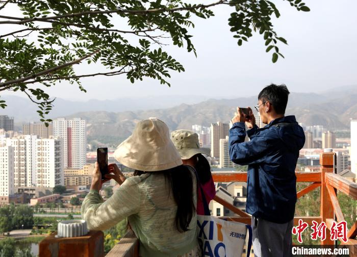 圖為媒體記者登頂朝陽(yáng)山?！⊙Φ?攝