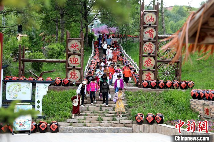 圖為油嘴灣生態(tài)文化景區(qū)的游客?！⊙Φ?攝