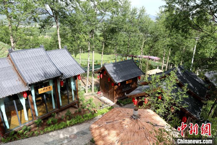 圖為景區(qū)內(nèi)依山而建的民宿?！⊙Φ?攝