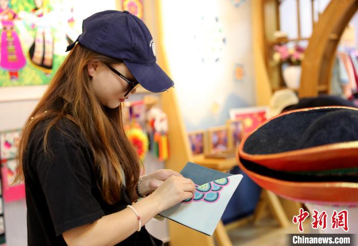 圖為民眾體驗國家級非遺項目盤繡技藝?！⊙Φ?攝