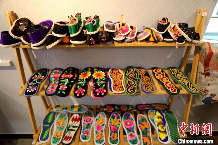 圖為盤繡作品?！⊙Φ?攝