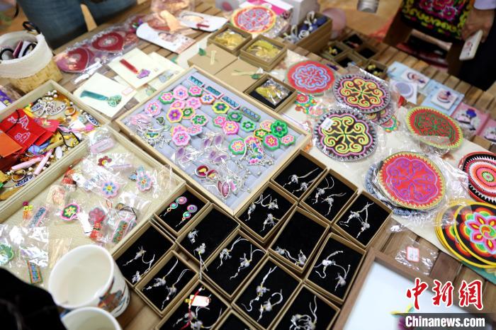 圖為盤繡作品?！⊙Φ?攝