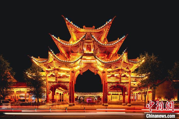 夜幕下的臨夏縣河州苑。夏雨 攝