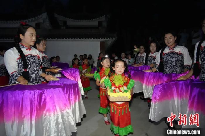 甘肅省西和縣姜席鎮(zhèn)晚霞湖畔，當(dāng)?shù)孛耖g舉行盛大的乞巧儀式。魏朵朵 攝