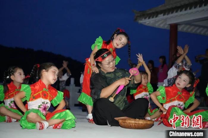 甘肅省西和縣小朋友們迎接“巧娘娘”。魏朵朵 攝