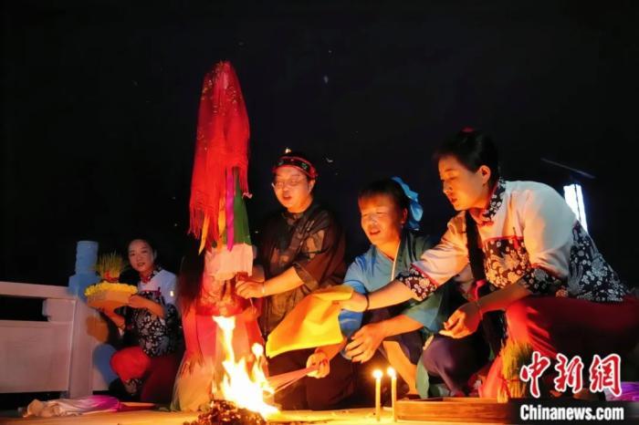 持續(xù)七天八夜的乞巧節(jié)正在西漢水上游的甘肅省西和縣進(jìn)行。西和縣姜席鎮(zhèn)晚霞湖畔，民眾“巧頭”點(diǎn)蠟、炷香、焚裱紙、跪拜，準(zhǔn)備將“巧娘娘”請進(jìn)院。魏朵朵 攝