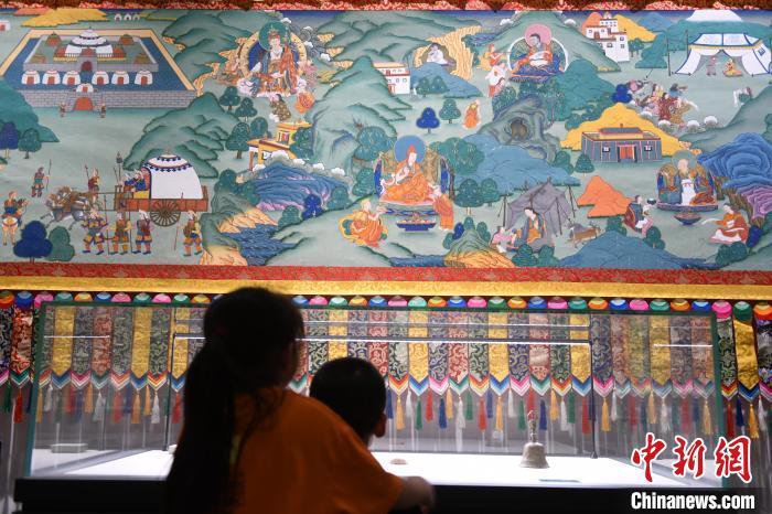 8月20日，兩名小觀眾參觀大型歷史題材卷軸唐卡“涼州會盟”?！〈魑牟?攝