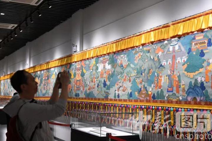 圖為觀眾觀看唐卡《涼州會盟》。 中新社記者 戴文昌 攝
