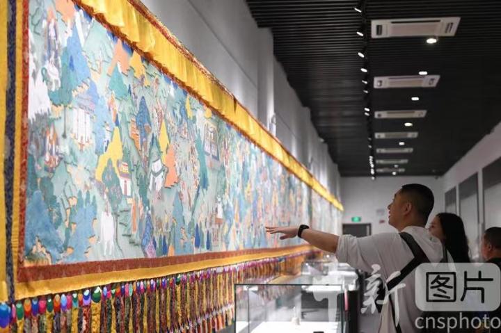 圖為觀眾參觀唐卡《涼州會盟》。 中新社記者 戴文昌 攝