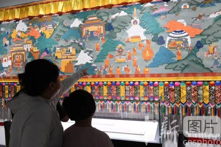 圖為觀眾觀看唐卡《涼州會盟》。 中新社記者 戴文昌 攝