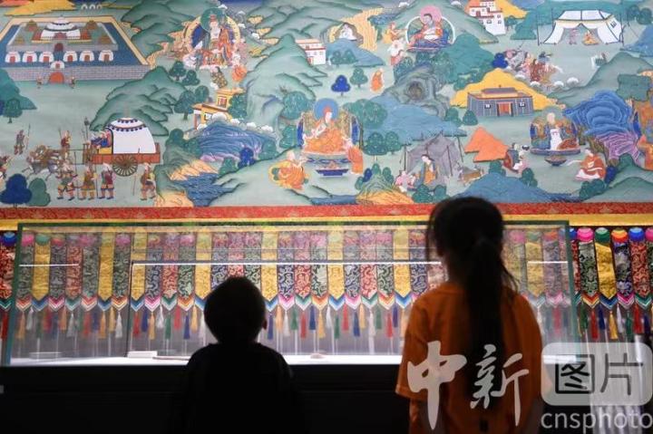 圖為觀眾參觀唐卡《涼州會盟》。 中新社記者 戴文昌 攝