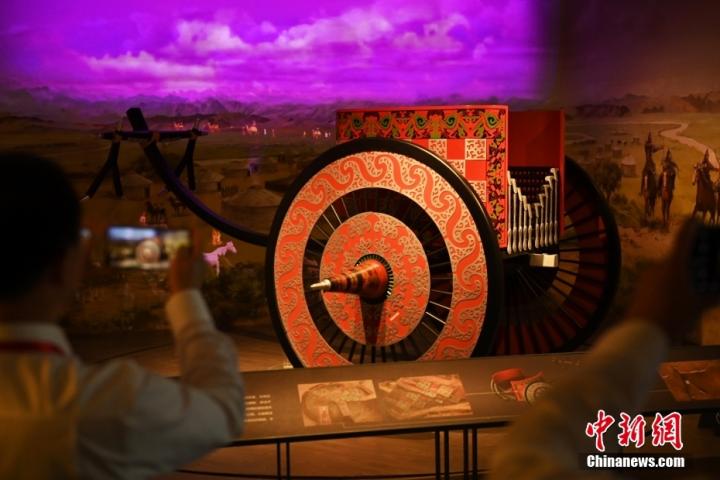 8月16日，甘肅省天水市張家川回族自治縣馬家塬車輿博物館內(nèi)，游客拍攝等比例的戰(zhàn)國西戎車輿復(fù)制品。