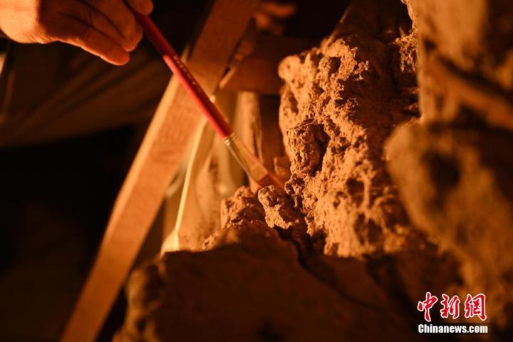 8月25日，文物修復師牟常有進行文物修復工作。