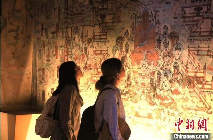 2023年8月27日，游客在甘肅省敦煌市博物館參觀文物展。張曉亮 攝(資料圖)