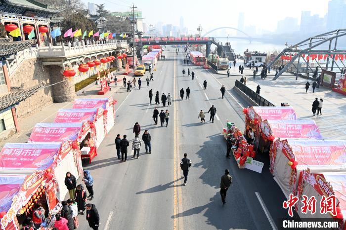 1月30日，蘭州黃河畔的年貨集市吸引顧客選購年貨。九美旦增 攝</p><p>