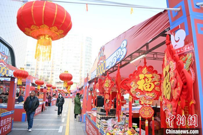 1月30日，蘭州街頭琳瑯滿目的年貨吸引顧客選購。九美旦增 攝</p><p>