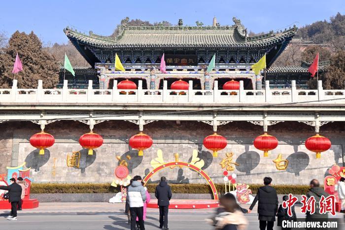 1月30日，裝扮一新的蘭州白塔山公園節(jié)日氛圍濃厚。九美旦增 攝</p><p>