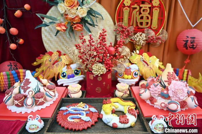 1月25日，春節(jié)臨近，蘭州一花饃店“龍”元素花饃熱銷。圖為展出的“龍”元素花饃。九美旦增 攝