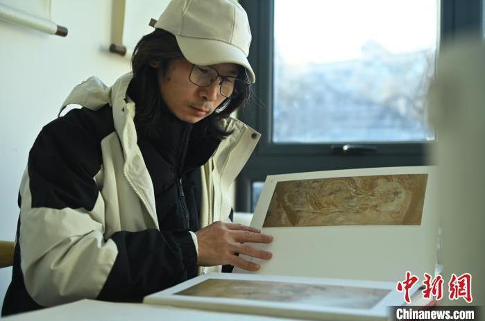 圖為季茂杰研究敦煌文化相關(guān)書籍。李亞龍 攝</p>
<p>