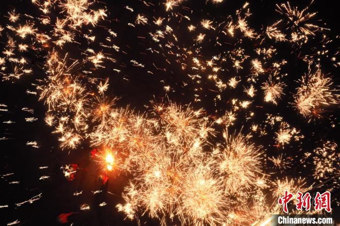 灼熱的鐵水在空中迸散。在空中形成“鐵花火雨”的景象，似天女散花，似群星漫天，如夢如幻，美不勝收。侯奇志 攝</p>
<p>
