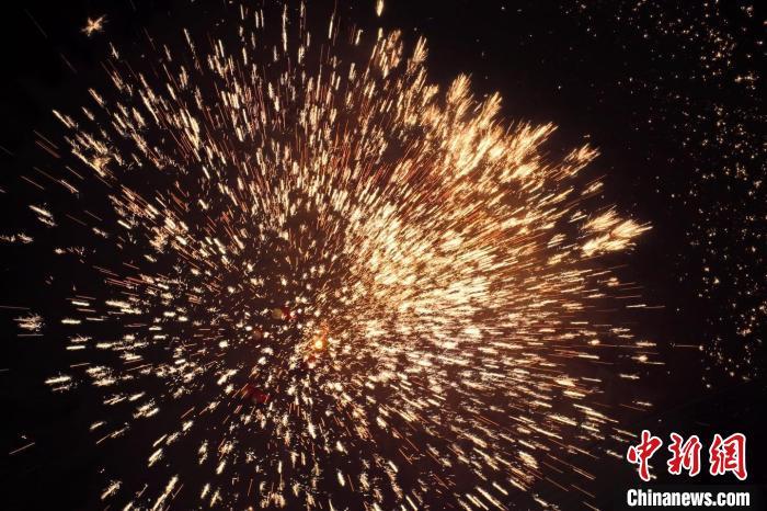 據(jù)悉，“花”與“發(fā)”諧音，取“打花打花，越打越發(fā)”之意。“打鐵花”不僅蘊(yùn)含著人們祈福納祥的美好愿望，也展現(xiàn)了民間生鐵冶煉傳統(tǒng)技藝的工匠精神。侯奇志 攝