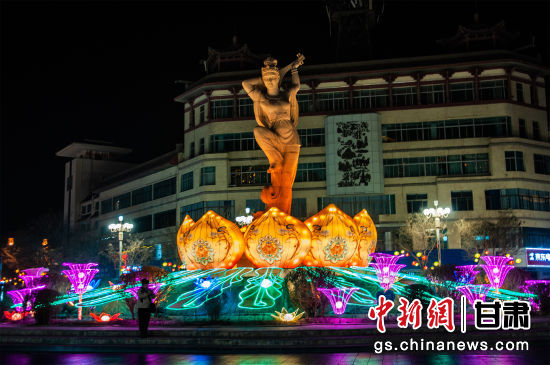 2024年春節(jié)期間，敦煌市中心盤旋路上的反彈琵琶燈組。王斌銀 攝