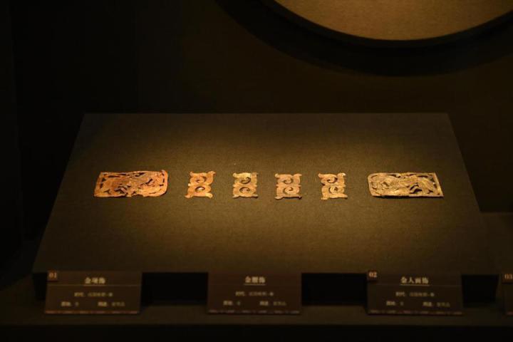 張家川縣馬家塬車(chē)輿博物館展陳的馬家塬遺址出土的金項(xiàng)飾、金腰飾、金人畫(huà)飾等。李亞龍 攝　　
