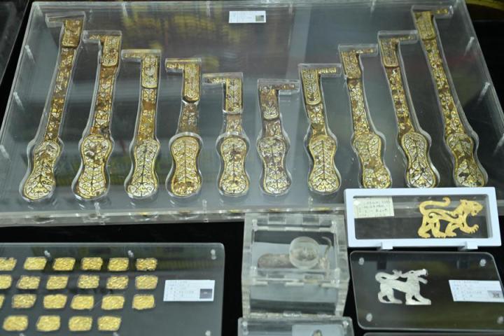 張家川馬家塬出土的金帶飾、大角羊、人形鉛俑及狼形銀車(chē)輿飾等文物。