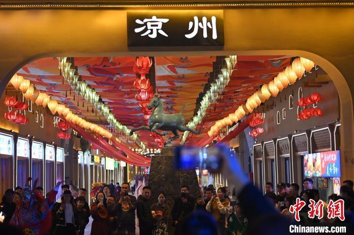 圖為游人拍攝煥然一新亮相的街區(qū)。李亞龍 攝</p>
<p>