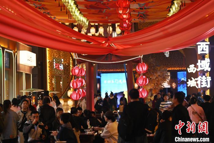 圖為街區(qū)現(xiàn)場游客絡(luò)繹不絕。李亞龍 攝</p>
<p>