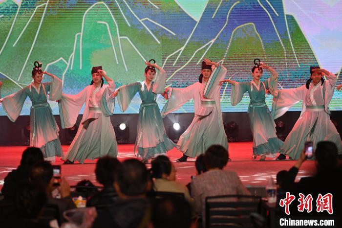 圖為工作人員進(jìn)行舞蹈表演。李亞龍 攝