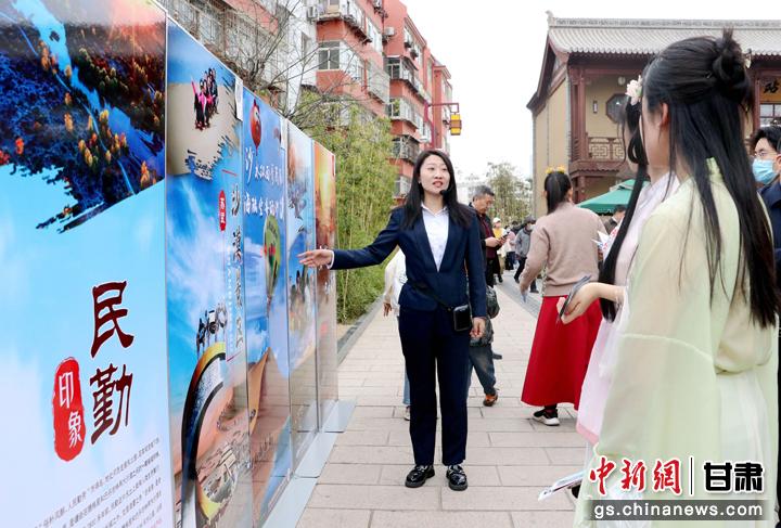 3月下旬，民勤縣在天水啟漢樓廣場(chǎng)舉行推介會(huì)，宣傳本地旅游資源和農(nóng)特優(yōu)產(chǎn)品。圖為工作人員向游客介紹民勤自然風(fēng)光、歷史文化。馬愛(ài)彬 攝