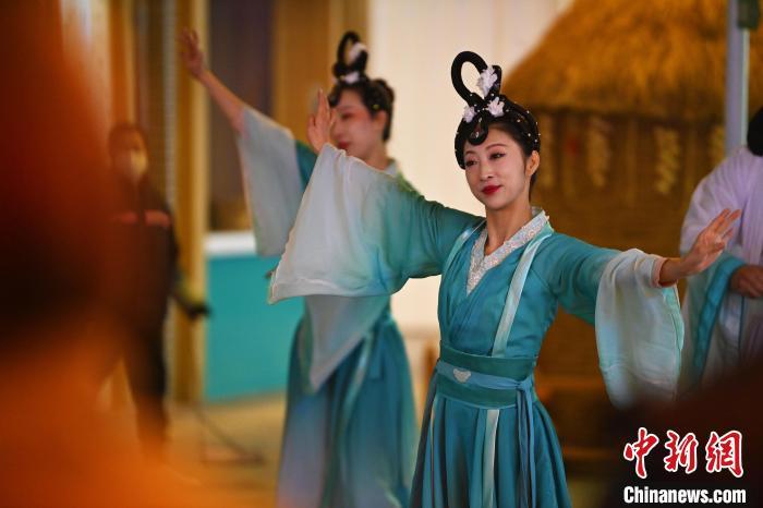 圖為工作人員進行舞蹈表演。李亞龍 攝</p><p>