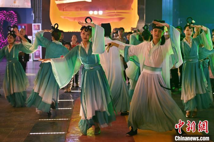 圖為工作人員進行舞蹈表演。李亞龍 攝</p><p>