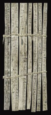 漢簡《康居王使者冊》。此簡記載了西域康居國使者前來“進(jìn)貢”駱駝，抵達(dá)敦煌遇到不公后反映問題，朝廷受理解決的經(jīng)過。新華社發(fā)（甘肅簡牘博物館供圖）