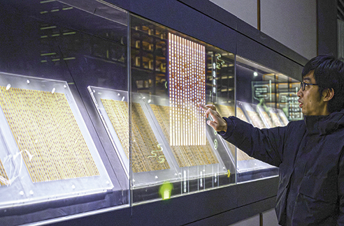 3月6日，工作人員在荊門市博物館新館內(nèi)楚簡展廳展示使用互動裝置。新華每日電訊記者　胡競文