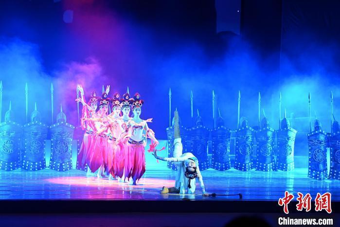 2023年2月18日，蘭州歌舞劇院創(chuàng)排的大型舞劇《大夢(mèng)敦煌》?！　【琶赖┰?攝